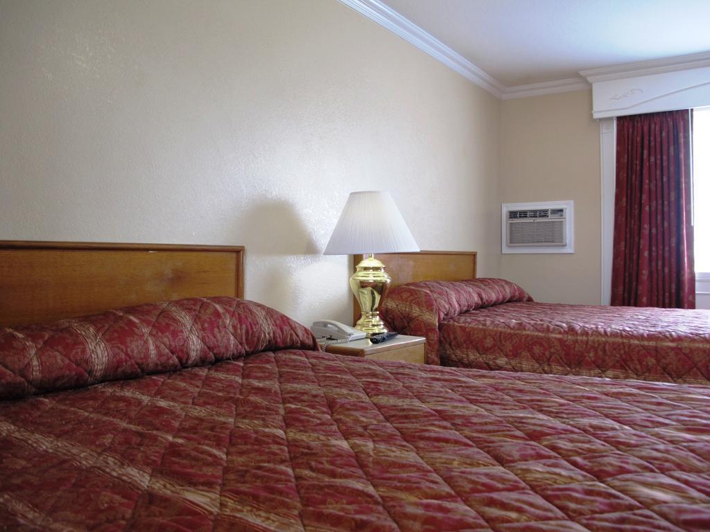 Motel Merrill Field
